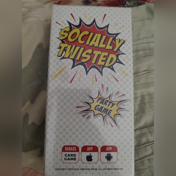 SOCIALLY TWISTED FAMILY ADULT PARTY CARD GAME FACTORY SEALED FUN - Picture 1 of 2